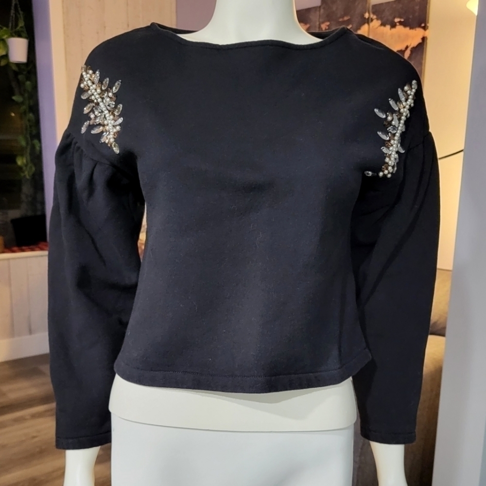 GU - Embroidered Sweater